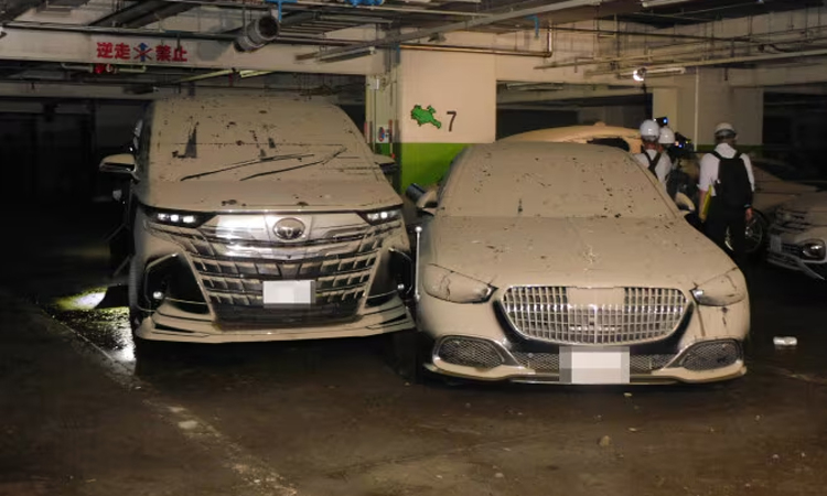 Gần 300 ôtô ngập nước trong hầm để xe