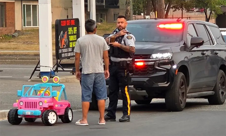 Bị tước bằng lái vì đi ôtô đồ chơi ra đường