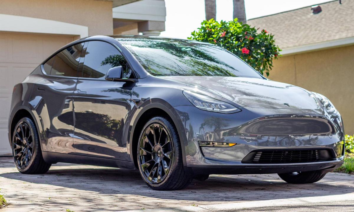 Xe Tesla khiến nhiều bố mẹ phải đập kính cứu con