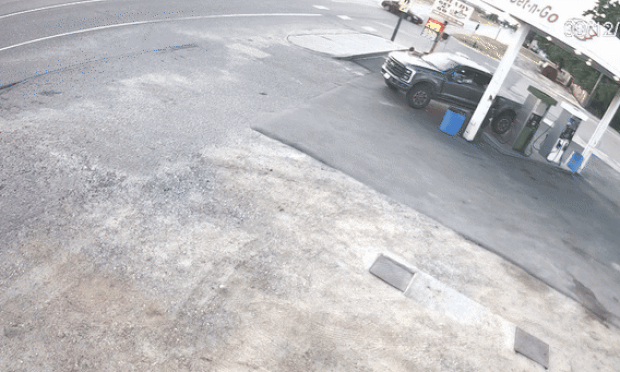 Người đàn ông thoát chết khi ôtô mất lái lao vào trạm xăng