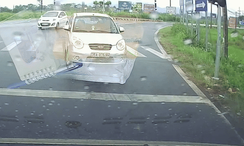 Ôtô lao vào đường ngược chiều định rẽ tắt