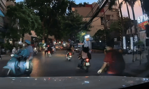 Học sinh đạp xe ngã trước đầu ôtô