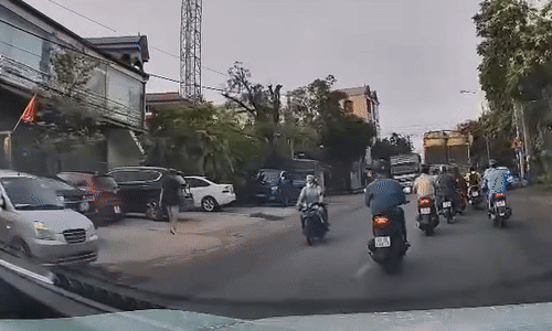 Người đàn ông lái xe máy ngã vào gầm xe tải ngược chiều