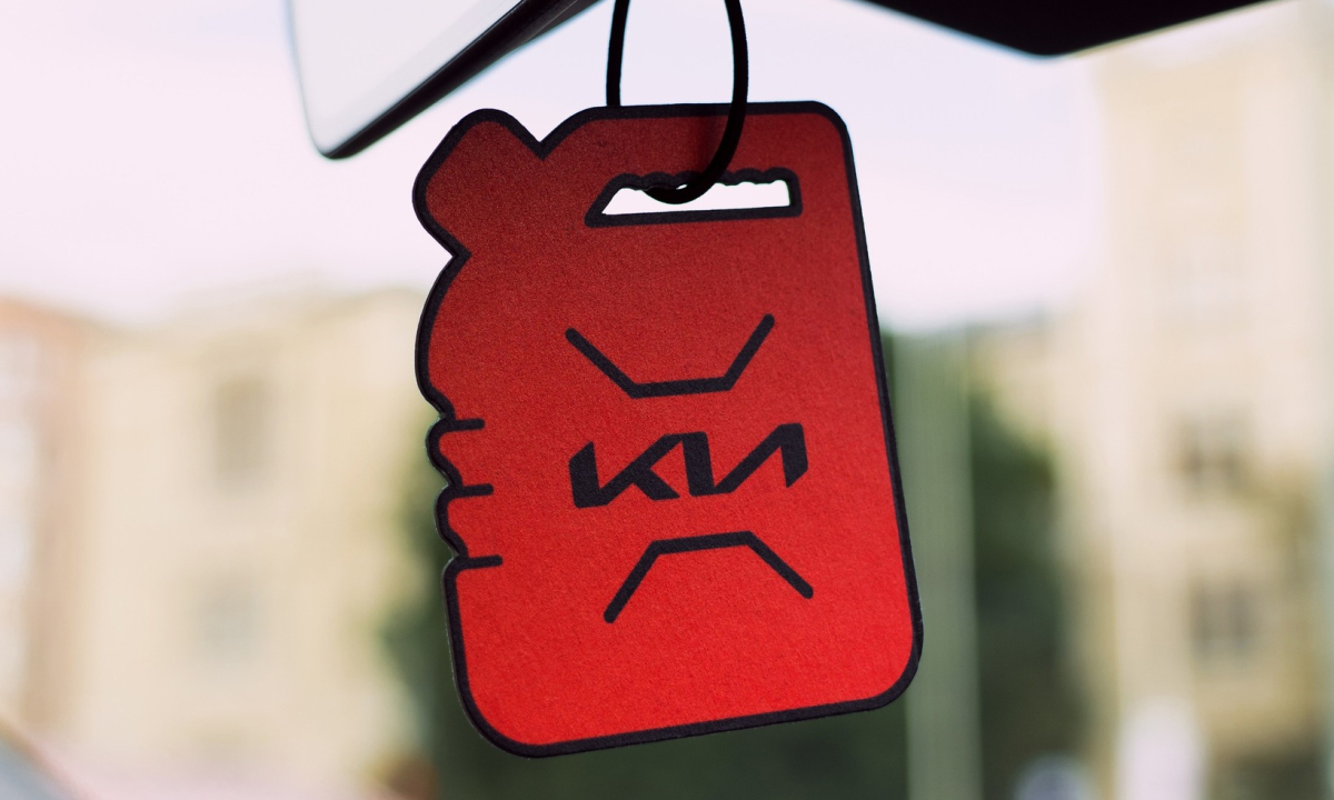 Hãng ôtô tặng nước hoa có mùi xăng cho người đi xe điện