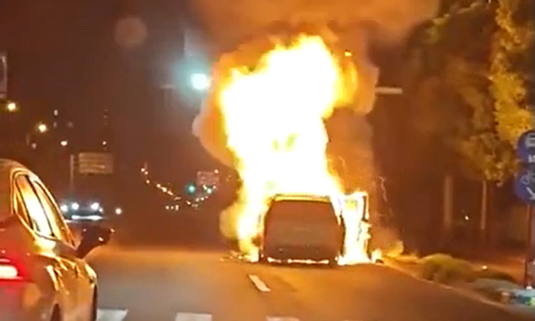 Xe điện bốc cháy khi đang chạy dù không va chạm