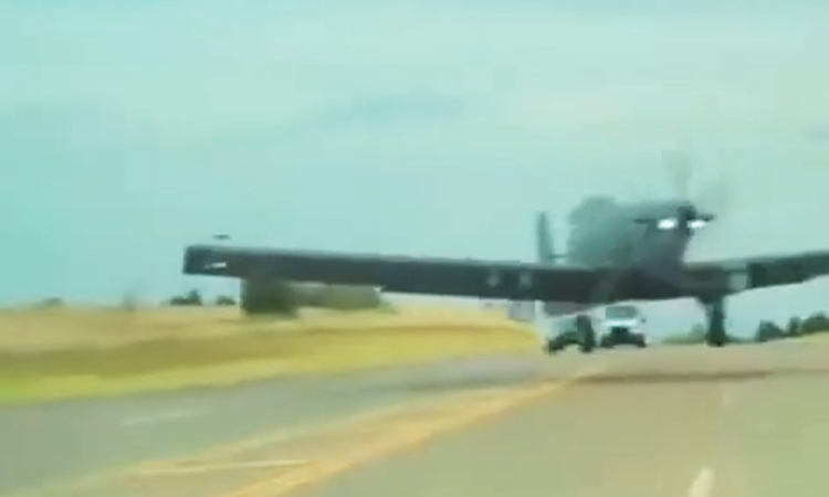 Xe Tesla bị hiểu nhầm về khả năng tự tránh máy bay