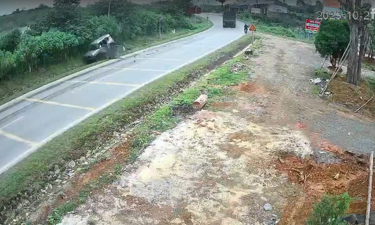 Ôtô con lật ngửa vì tránh xe tải ngược chiều