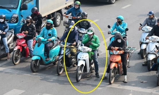 Luật sư Dùng điện thoại khi dừng đèn đỏ chưa bị phạt