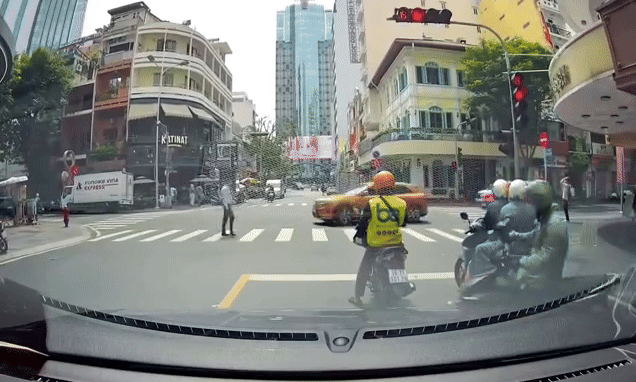 Ôtô rẽ trái lao thẳng vào người đi bộ qua đường