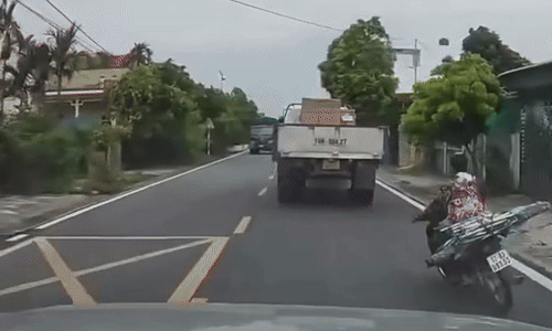Đánh võng chuyển làn xe máy lao thẳng vào đầu ôtô