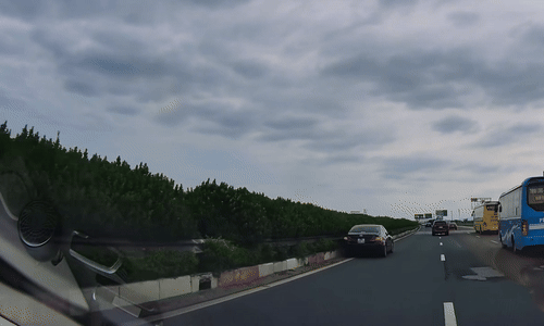 Suýt gây tai nạn vì ôtô bò sát dải phân cách trên cao tốc