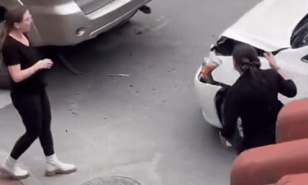 Hai nữ tài xế ôm nhau sau cú đâm móp đầu ôtô