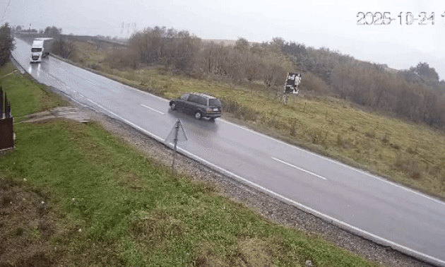 Xe đầu kéo quệt vỡ nát ôtô con hai người thiệt mạng