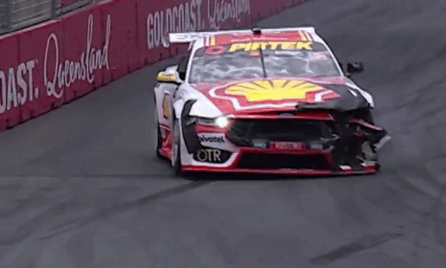 Xe đua lao vào rào chắn 4 nhiếp ảnh gia bị thương