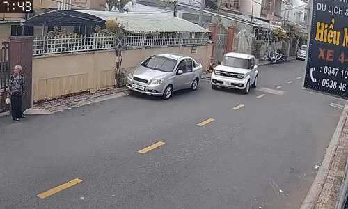 Ôtô gãy gập cửa vì tài xế mở thiếu quan sát