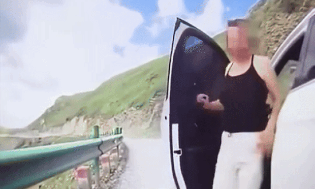 Lái ôtô lấn làn nữ tài xế xuống gây sự