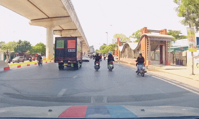 Xe tải vẩy lái khiến người phụ nữ đi xe máy ngã nhào