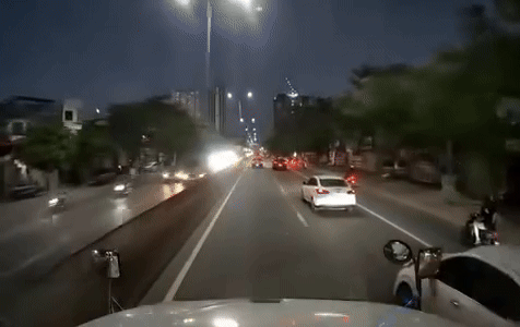 Vượt ẩu ôtô bị xe container đâm xoay ngang