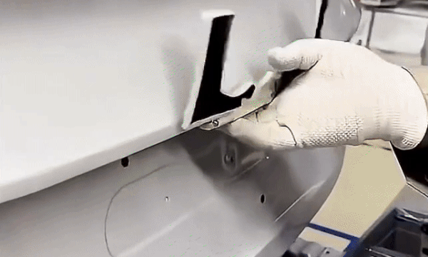 Cách gắn logo lên ôtô để vị trí chính xác trăm xe như một