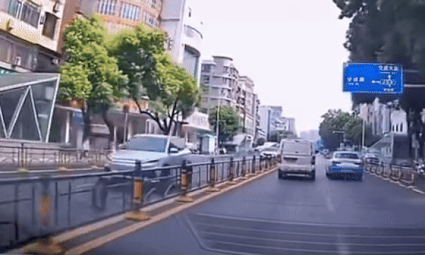 Tạt đầu trả đũa xe taxi bị lật ngửa