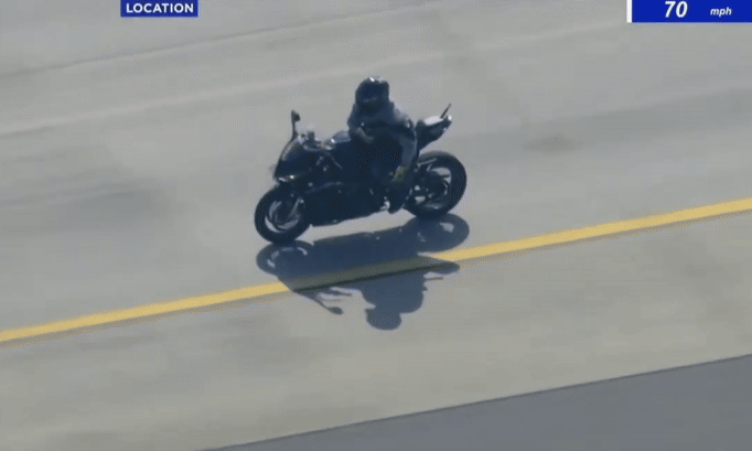 Ôtô húc ngã nghi phạm giết người chạy trốn bằng môtô