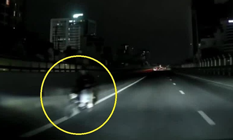 Xe đạp điện quay đầu trước mặt ôtô trên cao tốc