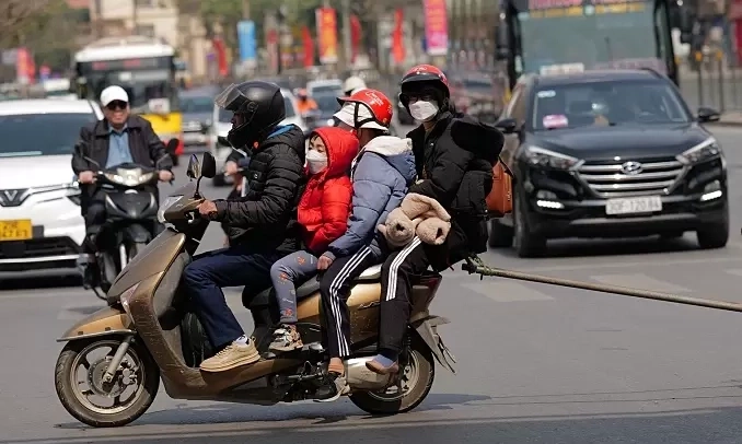 Ngồi ôtô nguy hiểm sao không cấm chở trẻ em trên xe máy