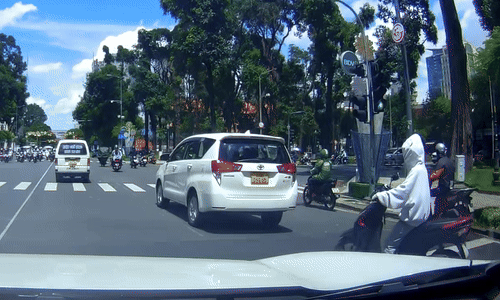 Bị xe tạt đầu người lái nên xử lý thế nào cho an toàn