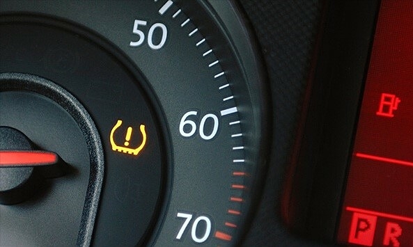 Xe báo áp suất lốp có được dừng ở làn khẩn cấp