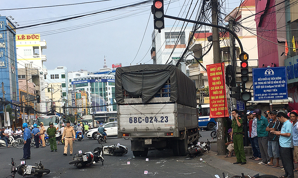Lỗi đèn giao thông gây tai nạn ai chịu trách nhiệm