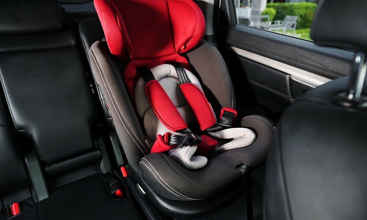 Ôtô chở trẻ em bắt buộc có thiết bị an toàn từ 2026 phụ huynh nên mua loại nào