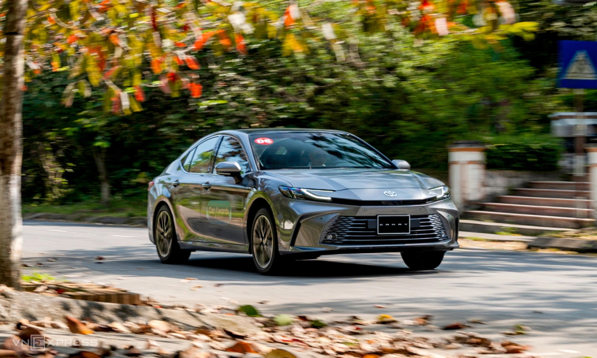 Toyota Camry giảm giá hơn 150 triệu đồng