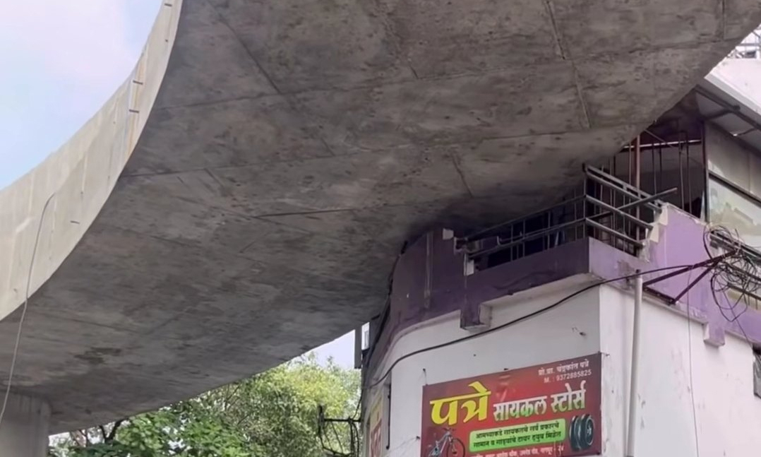 Đường cầu vượt gác lên nhà dân