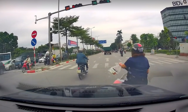 Người phụ nữ không từ bỏ vượt đèn đỏ dù bị húc