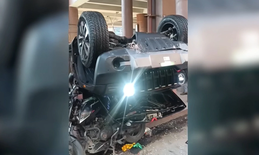 Ôtô mới mua rơi từ tầng hai xuống đất vì thực hiện nghi lễ lấy may