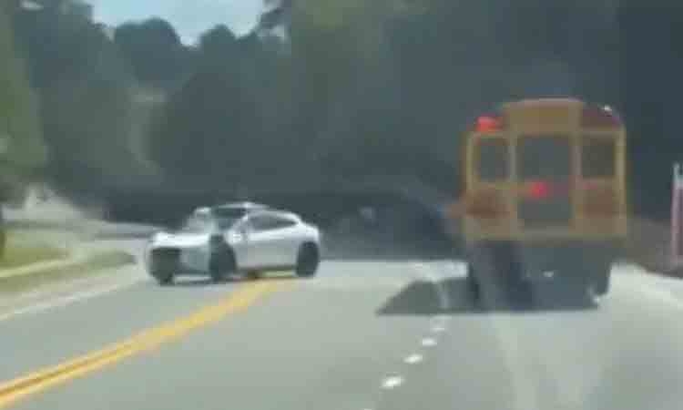 Robotaxi phớt lờ luật không nhường xe buýt chở học sinh