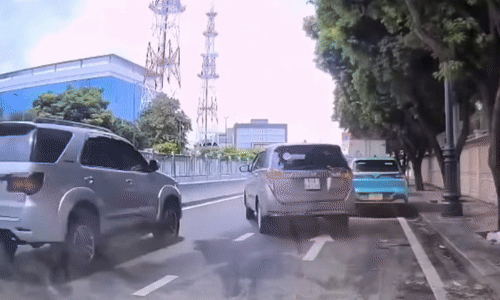 Huých nhẹ vào xe bên cạnh SUV lật ngang