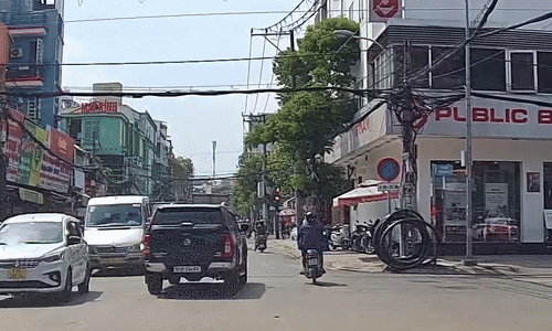 Xe máy gây tai nạn vì rẽ kiểu cúp đầu ôtô