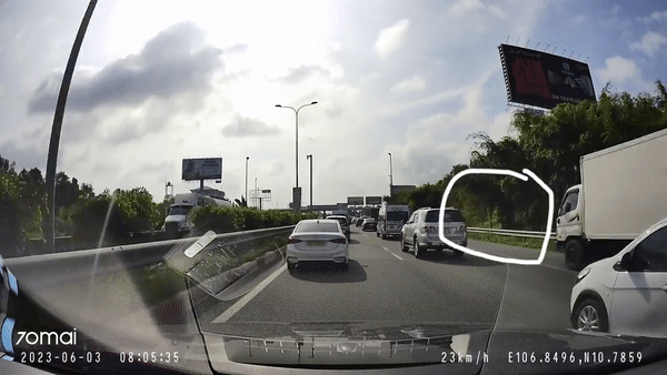 Chạy vào làn khẩn cấp xe tải bị CSGT bắt tại trận