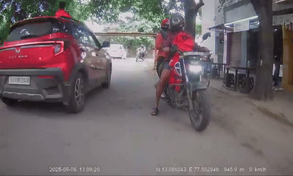 Bé trai đập đầu vào barie khi thò người qua cửa sổ trời