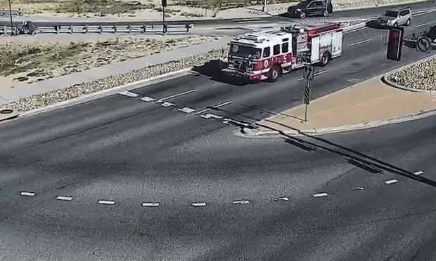 Ôtô con tạt đầu xe cứu hỏa làm ba người lính bị thương