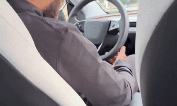 Tài xế gục đầu trên robotaxi của Tesla