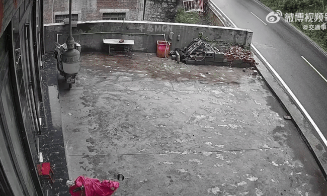 Tảng đá 300 kg rơi trúng ôtô