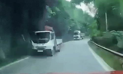 Lấn làn ở khúc cua người đi xe máy lao thẳng vào đầu ôtô