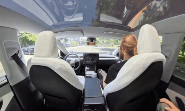 Robotaxi của Tesla không thể tự rẽ trái tài xế phải lái thay