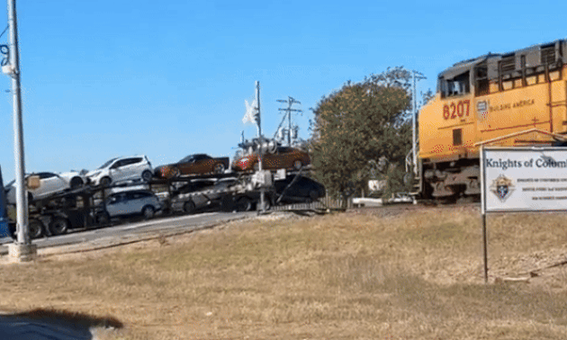 Tàu hỏa đâm bay xe đầu kéo chở ôtô