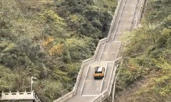 Ôtô suýt rơi xuống sườn núi khi leo lên cổng trời