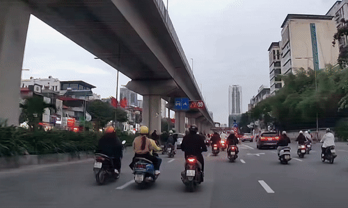 Cô gái đi xe máy ngã lăn vì bị tạt đầu