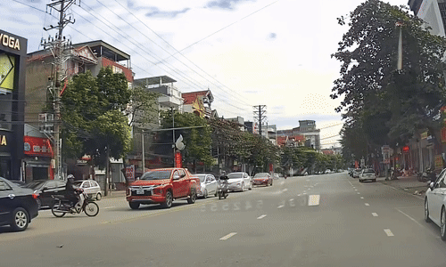 Hai xe máy đâm nhau từ góc khuất của ôtô