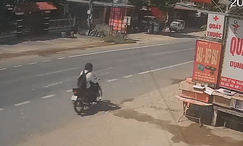 Hai xe máy lao vào nhau như đạn bắn ở góc khuất